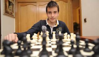 David, con un tablero de ajedrez, su gran pasión, en una imagen tomada en su casa de Orihuela. border= David, con un tablero de ajedrez, su gran pasión, en una imagen tomada en su casa de Orihuela.