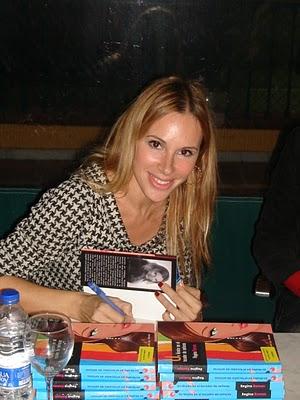 Entrevista a Regina Roman, autora de Un féretro en el tocador de señoras Entrevista a Regina Roman, autora de Un féretro en el tocador de señoras