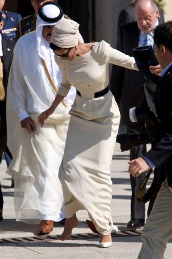 Tropezón real: La Jequesa de Qatar perdió un zapato y consiguió mantener el equilibrio. Imágenes