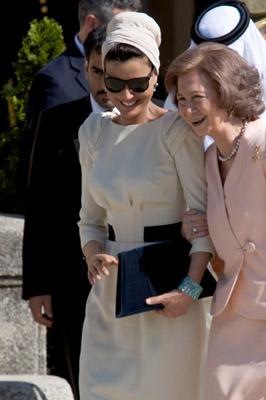 Tropezón real: La Jequesa de Qatar perdió un zapato y consiguió mantener el equilibrio. Imágenes Tropezón real: La Jequesa de Qatar perdió un zapato y consiguió mantener el equilibrio. Imágenes