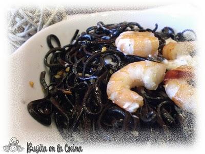 Tallarines de sepia con langostinos Tallarines de sepia con langostinos