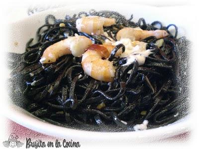 Tallarines de sepia con langostinos Tallarines de sepia con langostinos