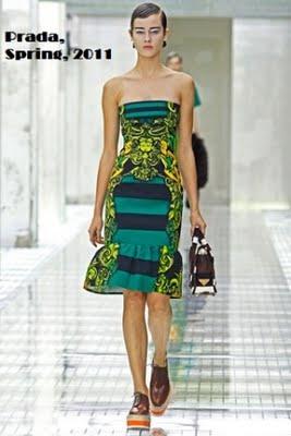 El peculiar atuendo de Marc Jacobs: falda y zapatos de Prada y bolso Birkin de Hermès El peculiar atuendo de Marc Jacobs: falda y zapatos de Prada y bolso Birkin de Hermès