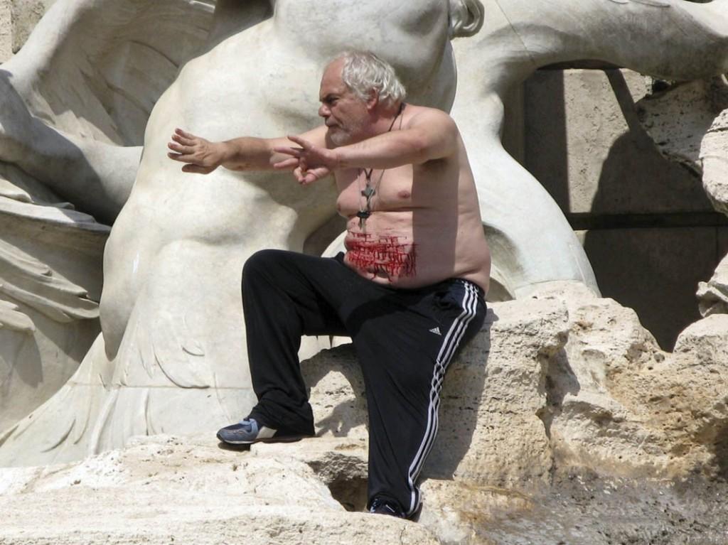 Se cortó la barriga porque prohibieron recoger monedas en la Fontana di Trevi