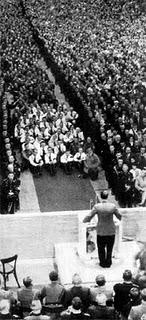 El Führer alecciona a una nueva promoción de cadetes a oficial - 29/04/1941.