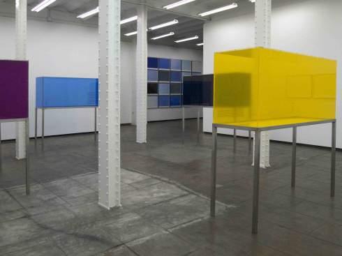 Ignasi Aballí. Vista de vitrinas CMYK Concentración en el color y el hierro. Aballí y Mascaró.