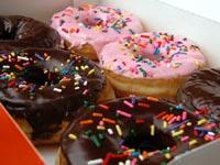 donuts Bollería industrial: Azúcares refinados, grasas hidrogenadas, aditivos y vacía en nutrientes.