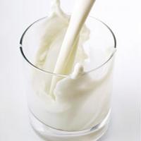 vaso leche La leche fue remedio contra las úlceras. Nada más tomarla calma pero cuando la leche llega al estómago estimula la segregación de más ácido y es como echar litros de líquido caliente sobre una herida abierta, causando más dolor y agravando la úlcera.
