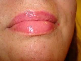 Changing Lipgloss WhomBoom (Essence)
