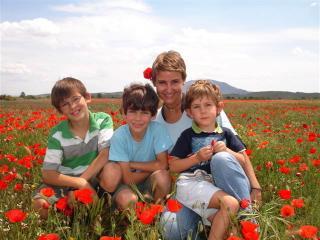 Con mis hijos en un campo de amapolas