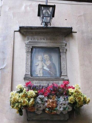 Flores en un altar en una calle de Florencia