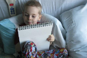Un niño con leucemia recauda más de 30.000 $ vendiendo sus dibujos de monstruos