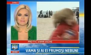 Insólito! Empujan a reportera de TV rumana en vivo