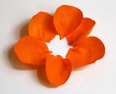 Diy: Flores de papel crepe en los regalos de los invitados