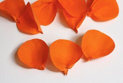 Diy: Flores de papel crepe en los regalos de los invitados