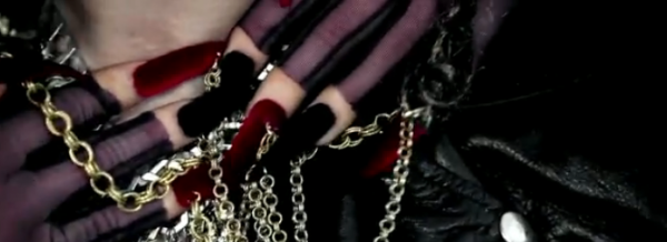 Captura de pantalla 2011-05-06 a las 15.41.02 Gaga enseña las uñas