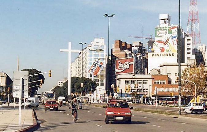 Boulevard Artigas desde la intersección con la Avenida Italia. Una zona de mucho tránsito en Montevideo. Foto 1999.