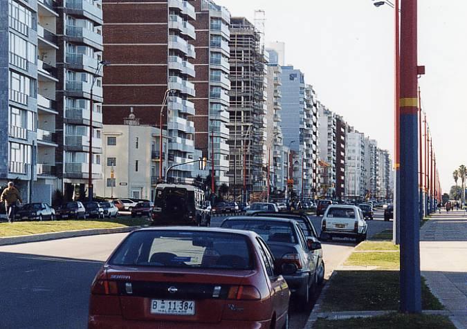 La Rambla de Montevideo, la ribera uruguaya con modernos edificios bordeando la avenida. Foto 1999.