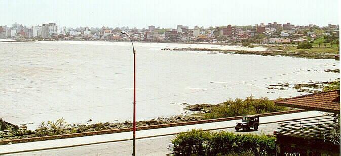Desde Punta Gorda. Cuando tomamos esta foto, estaba nublado, cayendo una lluvia fina, y hacía mucho frío y viento. No podía estar peor para retratar, y aun así, la vista de Montevideo es bonita. Foto 2000.
