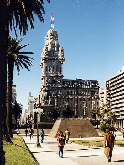 La Plaza Independencia desde la Puerta de la Ciudadela. Al fondo se ve la Avenida 18 de Julio, la vía principal del centro de Montevideo, comenzando próxima al Palacio Salvo. Foto 1999.