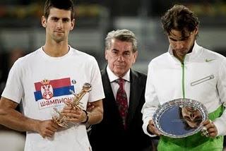 Djokovic vence por primera vez a Nadal en tierra batida en Madrid