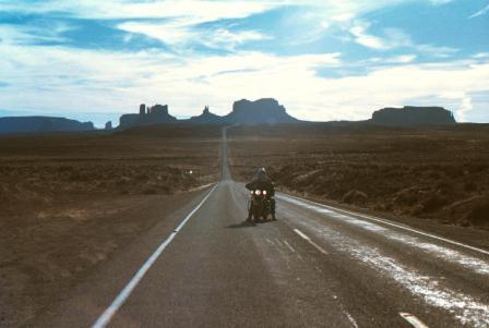 * 2004 ESTADOS UNIDOS y-al-fondo-monument-valley.jpg