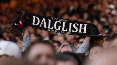 A fan holds aloft a scarf with the name of Liverpool manager Kenny Dalglish during their English Premier League soccer match against Fulham in London Sueña un sueño imposible