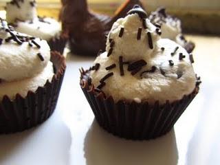 CUP-CAKES HELADOS DE CHOCOLATE Y CHANTILLY