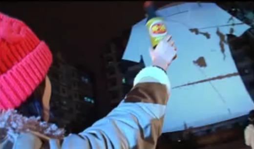 Ariel juega a lo grande en China con la Wii y camisetas gigantes Ariel juega a lo grande en China con la Wii y camisetas gigantes