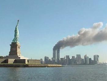 National_Park_Service_9-11_Statue_of_Liberty_and_WTC_fire La Estatua de la Libertad y el incendio de las Torres Gemelas - Wikipedia