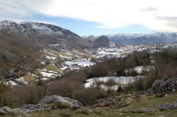 Recuerdos aldeanos, camín de Marabio.  Por Max.