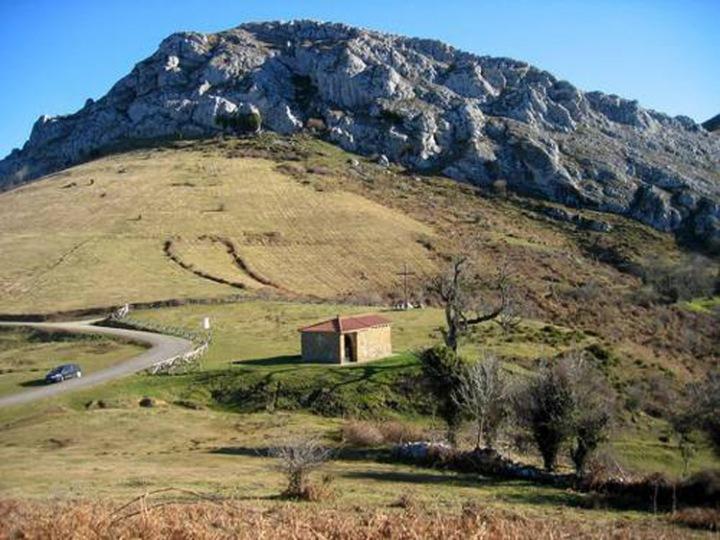 Recuerdos aldeanos, camín de Marabio.  Por Max.