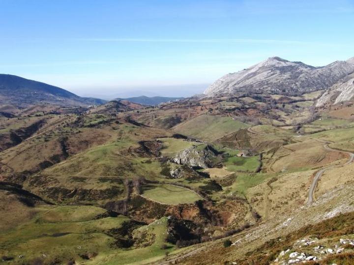 Recuerdos aldeanos, camín de Marabio.  Por Max.