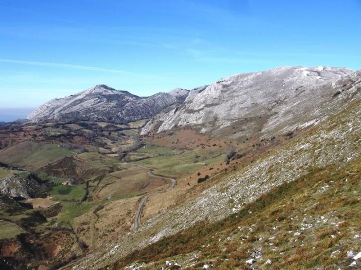 Recuerdos aldeanos, camín de Marabio.  Por Max.