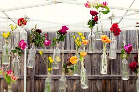 Una decoración primaveral con botellas y flores