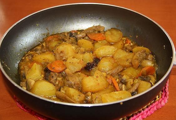 Guiso de patatas y setas con frutos secos al vino Guiso de patatas y setas con frutos secos al vino
