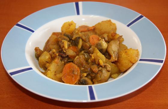 Guiso de patatas y setas con frutos secos al vino Guiso de patatas y setas con frutos secos al vino