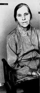 Silêncio e solidão na pintura de Leonor Botteri Silêncio e solidão na pintura de Leonor Botteri