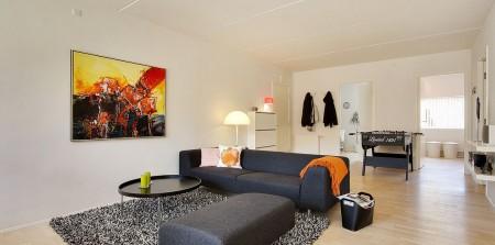 Un apartamento en blanco y lleno de muebles de diseño sillas 7 arne jacobsen fritz hansen muebles de diseño lámparas de diseño futbolín en el salón estilo nórdico estilo escandinavo estilo danés estanterías montana espacios diáfanos diseño danés decoración en blanco cocinas modernas cocinas blancas