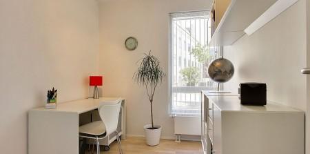 Un apartamento en blanco y lleno de muebles de diseño sillas 7 arne jacobsen fritz hansen muebles de diseño lámparas de diseño futbolín en el salón estilo nórdico estilo escandinavo estilo danés estanterías montana espacios diáfanos diseño danés decoración en blanco cocinas modernas cocinas blancas