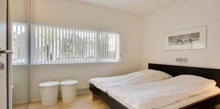 Un apartamento en blanco y lleno de muebles de diseño sillas 7 arne jacobsen fritz hansen muebles de diseño lámparas de diseño futbolín en el salón estilo nórdico estilo escandinavo estilo danés estanterías montana espacios diáfanos diseño danés decoración en blanco cocinas modernas cocinas blancas