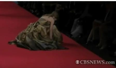 Fashion For Relief, un desfile muy accidentado en Cannes con varias modelos en el suelo Fashion For Relief, un desfile muy accidentado en Cannes con varias modelos en el suelo