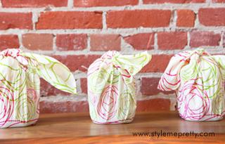 envolver-con-tela-stylemepretty-baby-shower Furoshiki, el arte japonés de envolver con tela