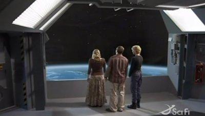 Vista de la Tierra desde el Daedalus Plano general de la coronel Carter, el doctor MkKay y su hermana, de espaldas a la cámara. Contemplan la Tierra a través de una gran ventana que ocupa gran parte del campo de visión. La parte de la Tierra que se ve, es casi plana, con un poco de curvatura. Se puede ver un borde azul que representa la atmósfera, y el espacio con estrellas.