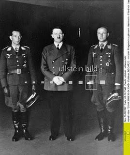 El Führer entrega las Hojas de Roble a Hermann Joppien y Joachim Münchenberg - 20/05/1941.