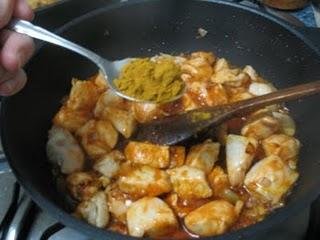 Daditos de pollo en salsa suave de curry Daditos de pollo en salsa suave de curry