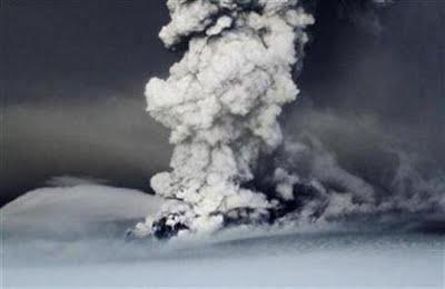 Vuelos suspendidos por erupción del volcán islandés