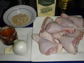 Jamoncitos de pollo con miel de azahar y piñones. Jamoncitos de pollo con miel de azahar y piñones.