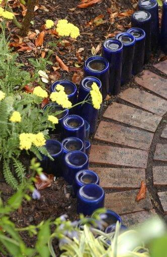 DECORAR EL JARDÍN CON BOTELLAS DE VIDIRIO