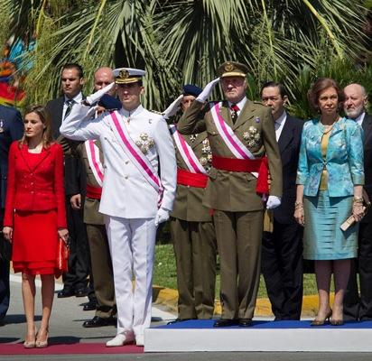 Los Reyes y Los Príncipes de Asturias presidieron en Málaga el Día de Las Fuerzas Armadas. El look de Dña. Letizia Los Reyes y Los Príncipes de Asturias presidieron en Málaga el Día de Las Fuerzas Armadas. El look de Dña. Letizia